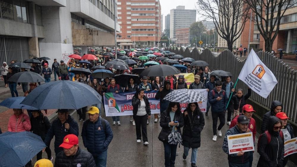 Miles de docentes marcharon en Colombia para pedir mejoras en salud y ...