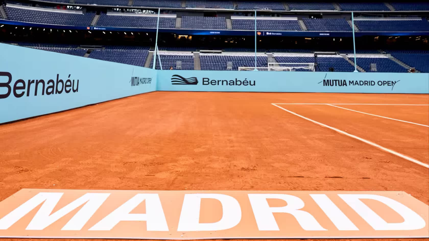 Imagen de Estadio Santiago Bernabéu se transforma en pista de tenis para el Mutua Madrid Open con tierra batida y exhibición de lujo