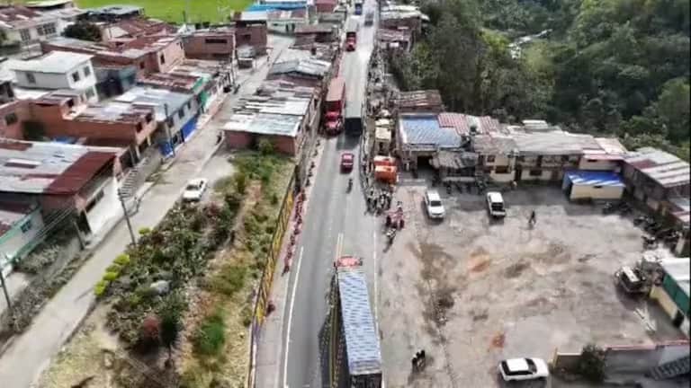 Imagen de Invías habilita el paso a doble carril en la vía Cajamarca entre Tolima y Quindío
