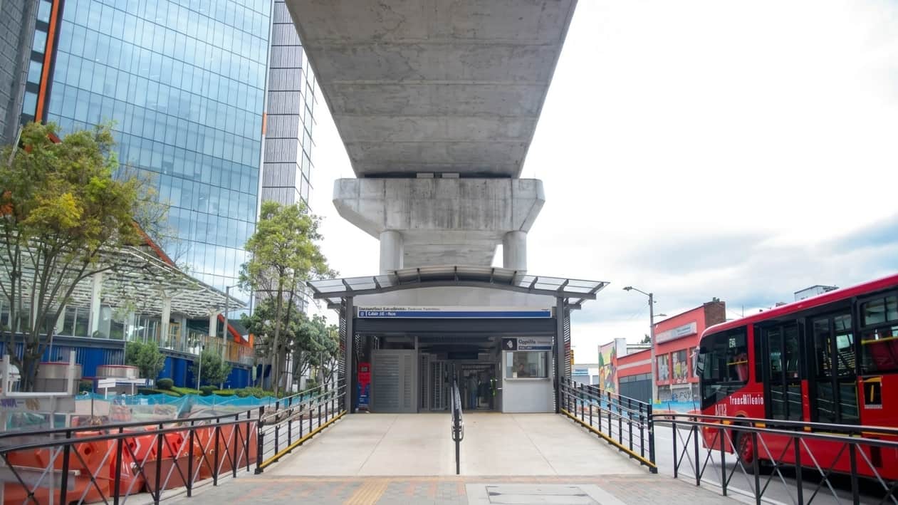 Imagen de TransMilenio estrena primera estación: Calle 26 Atrio en plena construcción de Línea 1 del Metro