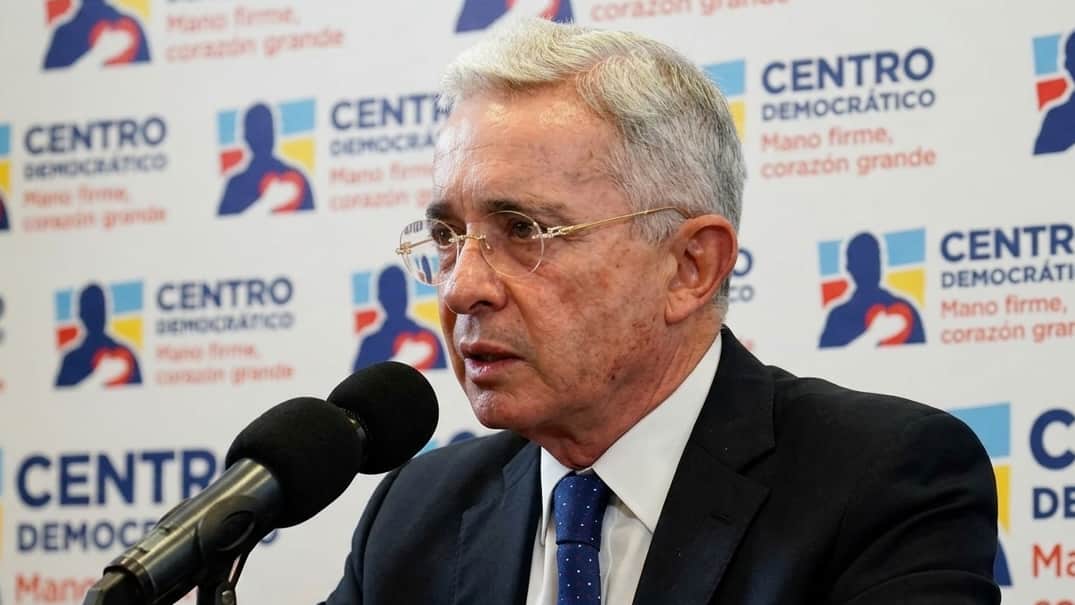 Imagen de Uribe cuestiona a asesor de Abelardo de la Espriella por presuntos vínculos con exparamilitares