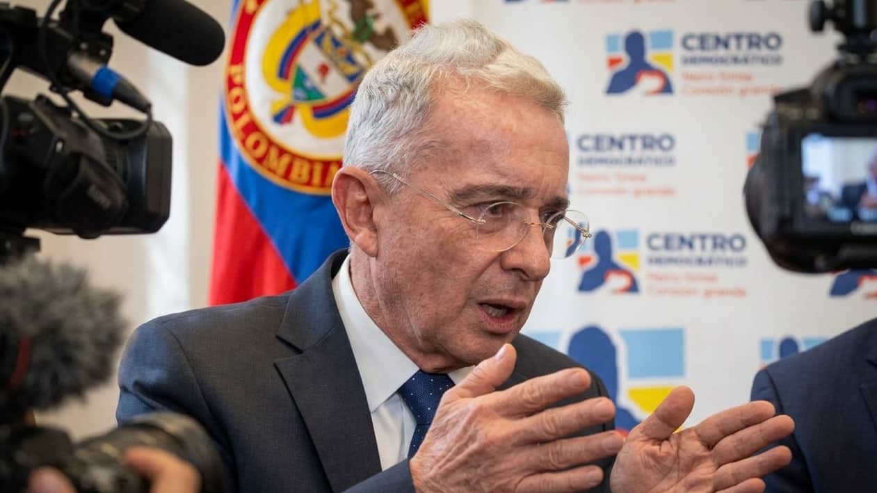 Imagen de Álvaro Uribe lidera imagen favorable entre expresidentes según encuesta Invamer en Colombia