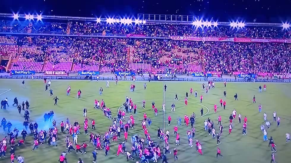 Imagen de Gases y caos en El Campín: Así fue la suspensión del Santa Fe vs América por pelea de barras