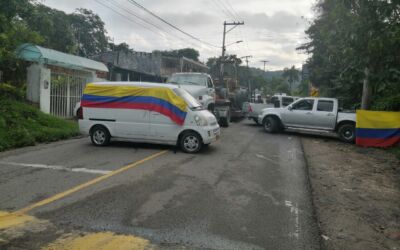 Continúan los bloqueos en la vía hacia Mesitas del Colegio