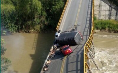 Cae puente que une a departamentos de Quindío y Valle del Cauca