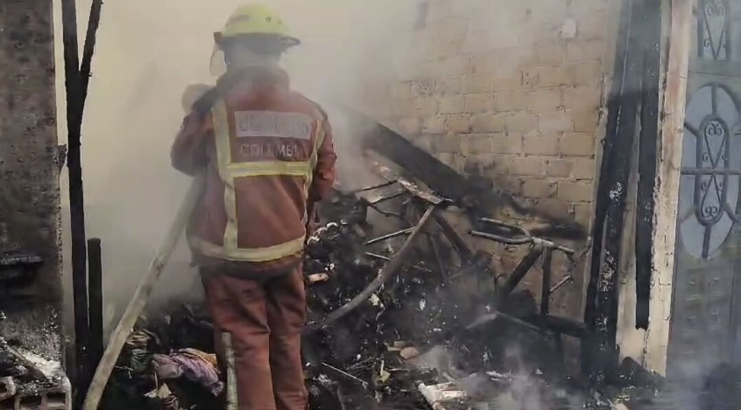 Incendio estructural deja dos menores muertos, cuatro personas heridas y acaba con cuatro viviendas.