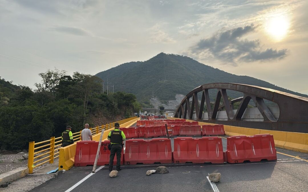 Continuan los bloqueos en la via Bogot� – Girardot