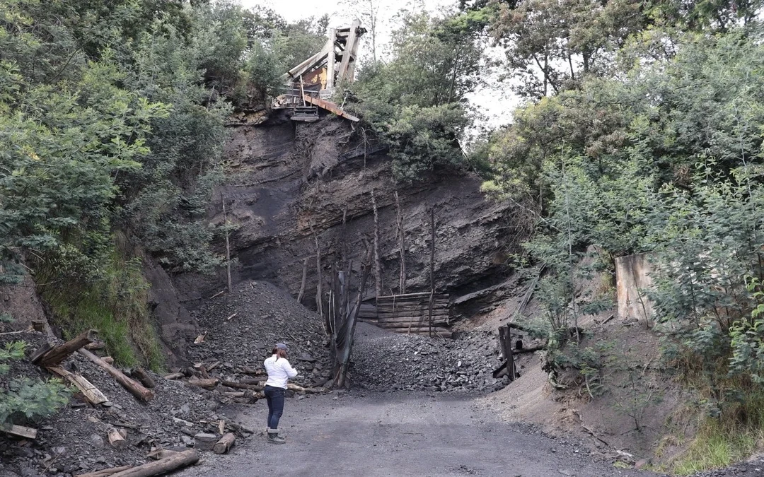 CAR Clausura Mina de Carb�n que Operaba Sin Permiso y Devastaba la Ronda de una Quebrada en Cucunub�